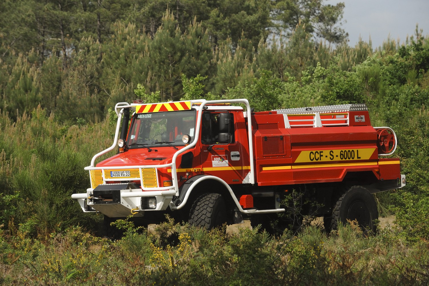 Un camion de sapeur-pompier traverse la forêt de Lège-Cap Ferret.