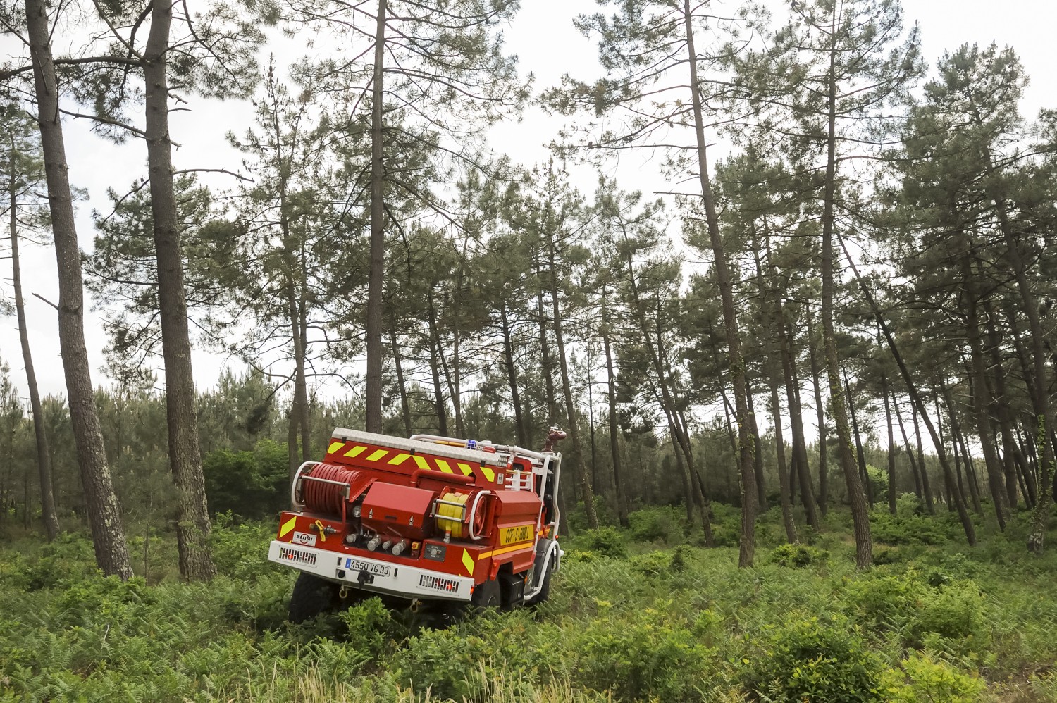 Un camion de sapeur-pompier protège la forêt de Lège-Cap Ferret en s’assurant qu’il n’y ait pas de départ de feu.