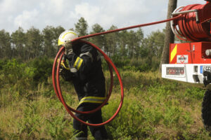 Un sapeur-pompier en train d’éteindre un incendie