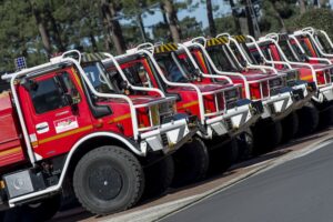 Camions de sapeur-pompiers, prêts à intervenir en cas de départ de feu à Lège-Cap Ferret